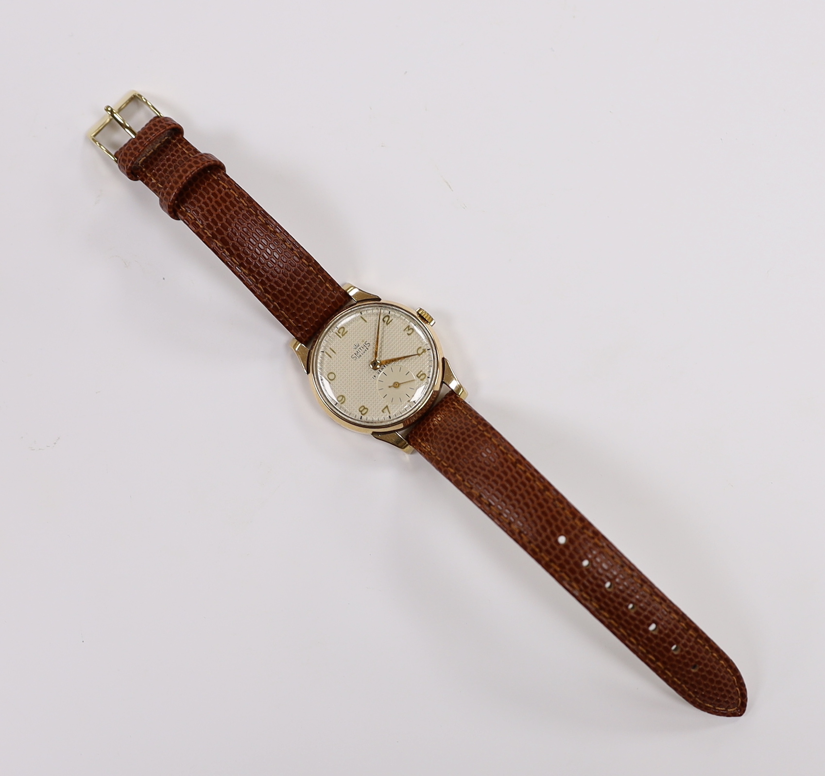 A gentleman's 9ct gold Smiths Deluxe manual wind wrist watch, on later leather strap, case diameter 32mm.